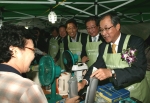 10.7 강남구 삼성동 한국전력 본사 광장에서 열린 아름다운 나눔장터에서 한국전력 한준호 사장(오른쪽 첫번째), 탤런트 최불암 씨(오른쪽 두번째), 김주영 전국전력노조 위원장(오른