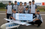 Air-Gate 팀이 대상을 수상한 뒤 정태원 지도교수와 기념 촬영을 하고 있다
