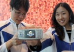 SK텔레콤 고객이 다양한 진동 효과로 실감나는  모바일 게임을 즐기고 있다.