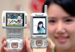 LG전자가 세계 최초로 “타임머신”기능이 탑재된 위성 DMB 휴대폰(모델명 LG-SB130/ KB1300)을 개발, 오늘(11일) 부터 열리는 한국전자전 (KES2005)에서 일반