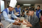 효행원에서 아이들에게 음식을 나누어 주는 구자준 부회장
