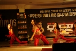 오는 11월 15일 <우주전쟁> DVD & VHS 동시출시를 기념하여 서울 잠원지구 리버시티 유람선에서 매혹적인 댄서들이 역동적인 춤으로 행사 분위기를 고조시켰다 