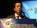 김신배 RFID/USN협회장은 삼성동 코엑스에서 열리고 있는 『RFID/USN KOREA 2005』행사에 기조연설자로 등장하여『유비쿼터스 세상을 위한 한국의 비전』이라는 주제로 연