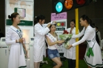 13일 일산 한국국제전시장(KINTEX)에서 열린 '2005 자연건강식품 박람회'에 참가한 한 관람객이 남양알로에가 마련한 '체지방 신호등' 행