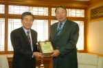 이의근 경상북도 지사는 13일 오전 10시 지사접견실에서 주 5일 시대 관광활성화를 위하여 관광경북과 시군축제 홍보에 공이 큰 삼성라이온즈 김응용 사장에게 감사패를 전달하고 환담을