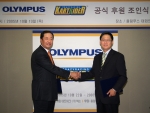 방일석 올림푸스한국 대표이사(왼쪽)과 김성수 온게임넷 대표(오른쪽)는 13일(목) 서울 강남구 올림푸스 한국 본사에서 양사 대표가 참석한 가운데 올림푸스 카트라이더 리그 공식 후원