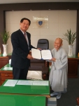 경오스님(속명 한신순, 74세)은 10월 12일 경도대학을 직접 방문하여 고된 수행 생활을 하면서 푼푼이 모은 전재산 3,500만원을 박용환 학장에게 전달했다