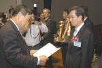 사진은 이희범 산업자원부장관(좌측)으로부터 수상 받고 있는 김기호 한국석유품질관리원이사장
