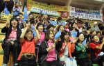 현대중공업이 임직원들이 전국체전에 참가하고 있는 선수단들을 마치 식구처럼 따뜻하게 맞이하고 있다. 사진은 탁구경기가 열리고 있는 현대중공업 사내체육관에서 직원 가족들이 응원을 펼치
