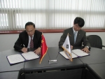 풀무원 김경남 생산본부장(오른쪽)과 목단강시 루삥 시장(왼쪽)이 협력 의향서에 서명을 하고 있다.