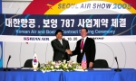 사진 왼쪽은 서상묵 대한항공 항공우주사업 본부장(Sang Muk Seo, president of Korean Air’s Aerospace Division), 오른쪽은 웨이드 코넬리