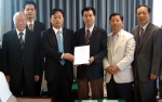 협약서를 들고 있는 분이 방재욱 단장, 협약서 왼쪽편이 (주)윤성중 대표, 방재욱 단장 오른편(흰색양복)이 서상희 교수