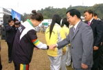 정창섭 행정 1부지사가 제86회 전국체전에서 우승한 경기도 선수단을 격려하고 있다