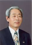 민주평화통일자문회의 창원시협의회 신문웅(60) 사무국장이 24일 오후 2시 서울 효창동 백범기념관 컨벤션홀에서 열리는 평화통일 유공자 시상식에서 국민훈장 동백장을 수상한다.