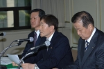 김성진 중소기업청장(가운데), 김규복 신용보증기금 이사장(왼쪽), 한이헌 기술신용보증기금 이사장이 10월24일 오전 중소기업협동조합중앙회에서 공동브리핑을 갖고, 올 4/4분기에 신