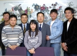 24일 학과발전기금 전달한 행정학과 학생들(우측 두 번째가 배기탁씨)와 성도경 학과장(중앙) 