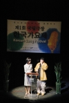 2004년 12월 18일 국립극장에서 르노삼성자동차가 주최한 <제 1회 한국 가요제>의 본선 행사에서 <다시사이드>팀이 자신의 창작곡을 소개하고 있다. 