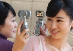 삼성전자가 가로보기 화면으로 화상통화와 PMP(Portable Multimedia Player)기능을 즐길 수 있는 '가로보기 비주얼폰(SCH-V700)'을 출시