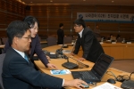 10월 26일 서울지방조달청에서 전자입찰의 보안정책을 중심으로 시스템 안전·안정성을 설명하는‘전자입찰 시연회’사진 
