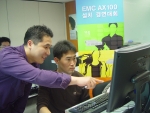 'EMC 클라릭스 AX100 설치 경연대회' 참가자들이 직접 스토리지를 설치하고 있다.