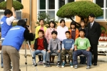 삼성SDI 수원공장 직원들이 충남 보령 원산도의 광명초등학교 학생들을 대상으로 앨범용 사진을 촬영하고 있는 모습
