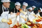 10월 27일 11시 30분, 200여명이 참석한 가운데 중소기업중앙회 정문에서 열린 국산김치사랑! 전국중소기업인 김장담그기 행사 사진. 왼쪽부터 김치절임(조) 김형수 이사장, 우