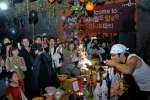 28일 저녁 카후나빌 센트럴시티점에서 열린 싸이월드 할로윈 파티 현장. 700여명의 참가자들이 칵테일쇼에 열광하고 있다.