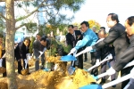손학규 경기도지사가 10월 31일 태준제약 신공장 준공식에서 기념식수를 하고 있다. 