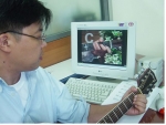인터넷 동영상으로 기타를 배우고 있는 회사원 정모씨