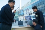 테러에 대비해 이동 KT 직원들이 부산 벡스코 전시관 광장에서 이동용 위성(SNG)차량을 이용해 통신망 긴급 복구 훈련을 하고 있는 모습