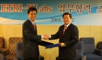 조인식(좌 ETRI 안치득 단장 - 우 KLabs 유재홍 이사장).