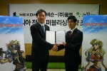 조인식 중인 넥슨의 민용재 사업본부장(오른쪽), 올엠의 이종명 대표

왼쪽 - 이종명 올엠 대표이사 / 오른쪽 - 민용재 넥슨 사업본부장