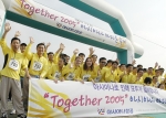 4일(금) 오후 2시 상암동 월드컵 공원에서 열린 「투게더 2005 아시아나 마라톤 대회」에 참가한 밝은 표정의 아시아나항공 직원들.