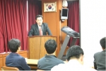 넷피아를 방문한 한성대 디지털중소기업경영학과 창업자 과정 수강 기업인에게 인사말을 하고 있는 이금룡 대표