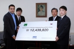 KAIST 학생대표와 학교 관계자가 주한 파키스탄대사관을    방문, 지진참사 위로성금을 전달하고 있다.(사진 왼쪽부터 파키스탄    학생대표 나딤 이크발씨, 임티아즈 아메드 대사
