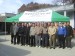 경북도 지역산업진흥과 직원들은 지난 4일 농촌 자매결연마을인 의성군 옥산면 금봉리 금봉마을을 찾아 사과, 약초 수확에 바쁜 일손돕기에 나섰다