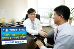 외환은행은 9일부터 전국 300개 병원 의료네트워크를 갖춘 국내 최대 건강관리 회사인 에버케어와 업무제휴 계약을 체결하고 ‘외환 에버케어카드’를 출시한다.
