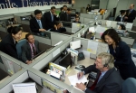 GM DAEWOO 닉 라일리(Nick Reilly) 사장(오른쪽 두번째)과 주요 임원들이 8일 GM DAEWOO 고객센터를 방문, 고객의 소리를 귀담아 듣고 있다. 이날 닉 라일리