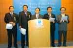 백남춘 광명역 활성화 범시민대책위원회 위원장이 11월 8일 경기도청 브리핑 룸에서 철도공사 사장의 KTX 영등포역 정차 발언과 관련한 성명서를 읽고 있다. 사진맨 왼쪽부터 최남석 
