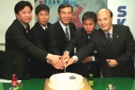 사진은 SK C&C 윤석경 사장(사진 가운데)과 이번에 생일을 맞은 나채현 차장(왼쪽 두번째)이 프로젝트 팀원들과 생일파티를 갖는 모습