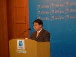 11월 11일 경기도청 브리핑룸에서 김수만 예산담당관이 2006년도 경기도 예산편성안에 대하여 설명하고 있다. 