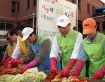 SK(주) 신헌철(오른쪽에서 두번째)이 임직원들과 함께 YMCA 강남지부에서 사랑의 김치나누기 행사에 참가하여 김장 김치를 담그고 있다. SK는 이날부터 다음 달 말까지 약 15만