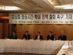 왼쪽부터 한국케이블TV방송협회 박원세 부회장, 방송채널사용사업자(PP)협의회 전육 회장,  한국케이블TV방송협회 유삼렬 회장, 방송채널사용사업자(PP)협의회 표완수 부회장(YTN 