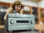 인켈의 수출 주력모델 AV리시버 R965(아래)와 매칭되어 사용되어진 외장형 HDMI Link HSB-600(위).