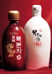 왼쪽부터‘보해 복분자주’375ml 유리병 제품과 500ml 자기 제품.