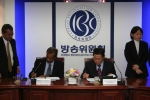 방송위원회 박준영 상임위원과 말레이시아 통신멀티미디어위원회(MCMC) 다나팔란(Danapalan)위원장이 양국간 방송협력 증진을 위한 공동성명서에 서명하고 있다. 이번 공동성명을 