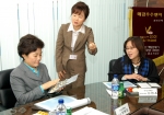 장하진 여성가족부 장관(좌측)이 11월 18일 오후 경기도 안산시 소재 (주)롤팩을 방문해 김금자사장(가운데)로 부터 제품설명을 듣고있다. 