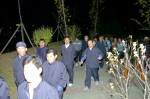 두산엔진 걷기 동호회 웩스클럽(Walk Exercise Club)이 퇴근 후 창원 남산 공원에서 걷기 운동을 하고 있다. 