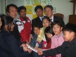 파키스탄인과 김해성 목사께 성금을 전달하고 있는 어린이들과 자원봉사자들