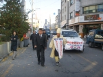 11월 15일 15:00, 한농연고창군연합회 前 회장인 김기현씨가 전북 전주시 관내 도로에서 족쇄도보 상경투쟁을 전개하고 있다. 김기현씨의 족쇄 상경투쟁에 한농연전라북도연합회 김진